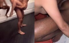 Casada fogosa participando de gangbang intenso enquanto o marido assiste