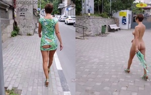 Coroa atraente exibe o corpo pelado na rua enquanto rasga o vestido com tesão