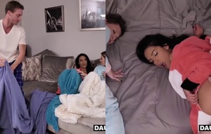 Duas novinhas gostosas transando juntas com os playboys até gozar forte