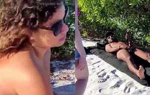 Dupla de safadas encontra tarado na praia e ajuda o sortudo a gozar gostoso