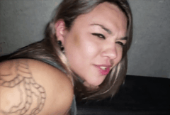 Gostosinha tatuada fez ele gozar na sua boca