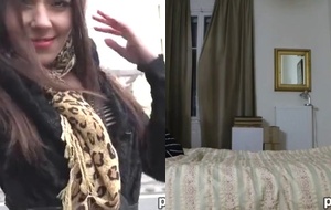 Loira peituda cavalgando forte na cama e gemendo até gozar com o cliente