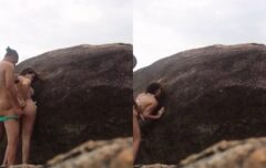 Loira safada dando o cuzinho sem camisinha na praia e gemendo alto enquanto é comida