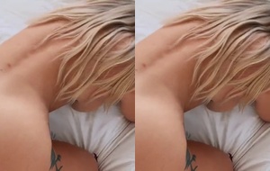 Loira safada exibindo os peitos e entregando a bucetinha lisinha com tesão