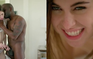Marmanjo de pau enorme comendo a amiga da esposa no sofá até ela gemer alto
