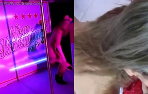 Morena deliciosa empinando o bucetão no stripper e gemendo no colchão