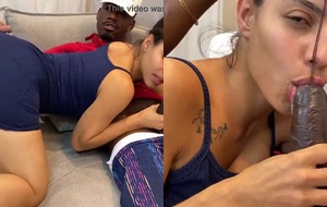 Morena safada engolindo o pau todo com tesão em boquete profissional
