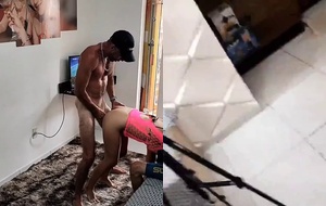 Morena safada fudendo com marido e amigo dotado em ménage quente até gozar alto