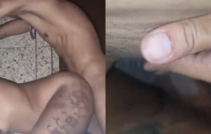 Mulata novinha arreganhada de quatro enquanto o amigo mete forte até ela gemer alto