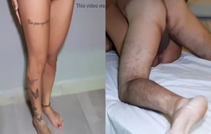 Novinha deslumbrante mamando com vontade e transando gostoso na cama até gozar