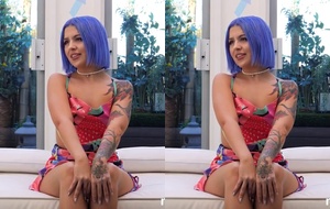Novinha safada de cabelo roxo sentando forte no amigo e levando leitinho na buceta