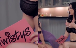 Novinha safada se entregando à amiga gostosa em cena de sexo lésbico cheia de tesão