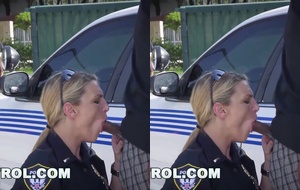 Policiais safadas pegando no cacete do malandro e fodendo em um ménage quente