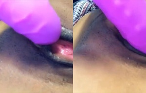 Pretinha fogosa se masturbando com tesão e gemendo alto no vídeo vazado