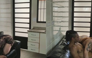 Ruiva fogosa dando um boquete gostoso e sentando com vontade no pauzão
