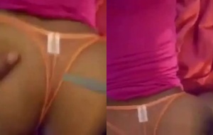 Safada empinando o rabo e colocando a calcinha de lado para ser comida com vontade