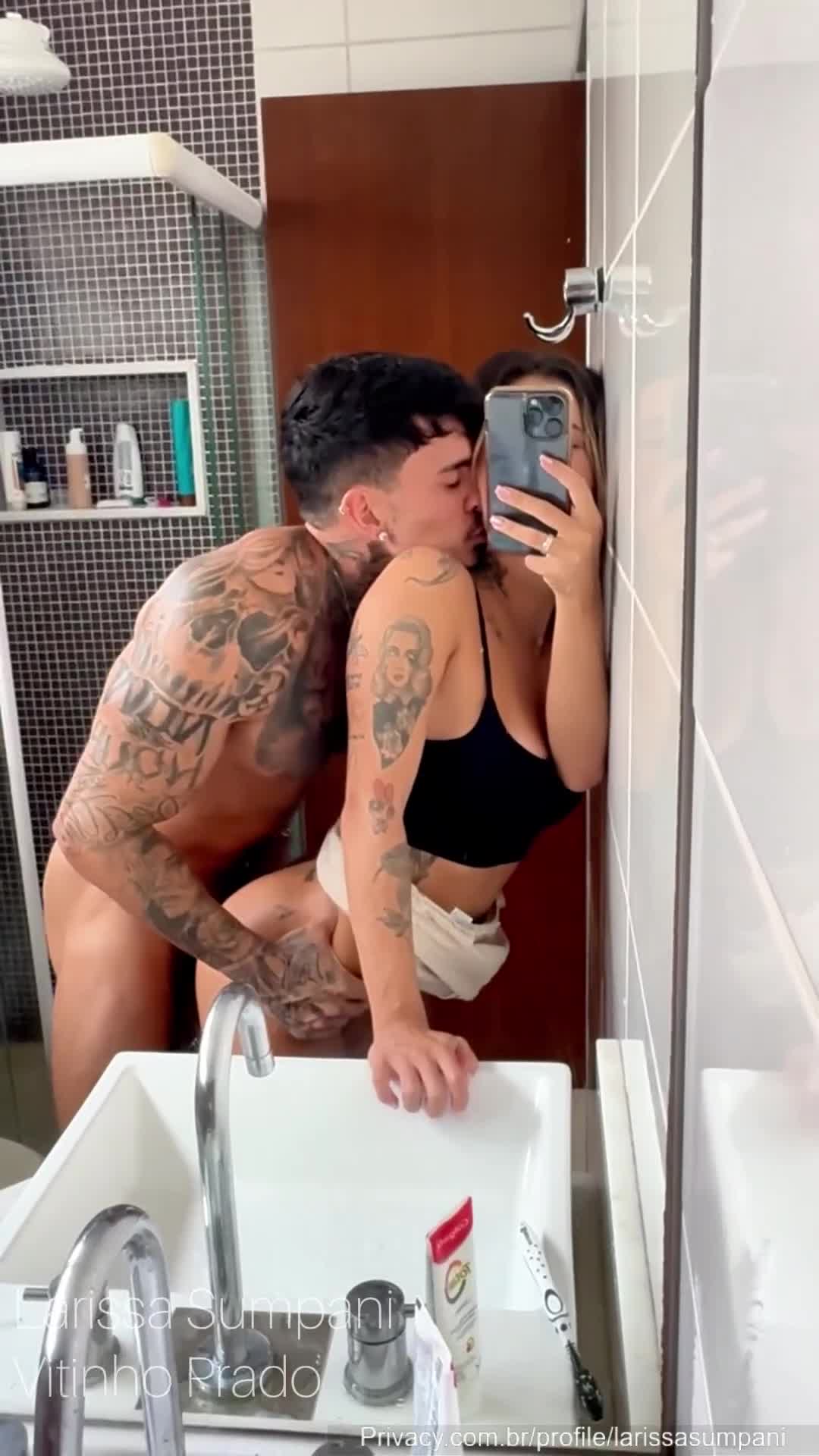 Novinha dando a buceta pro macho sarado tatuado